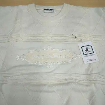 [ 새상품 ] Black & White 화이트 스웨터 LL