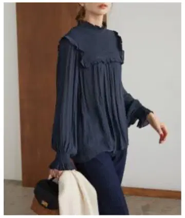 새상품급 슬로브 이에나 셔링 프릴 블라우스