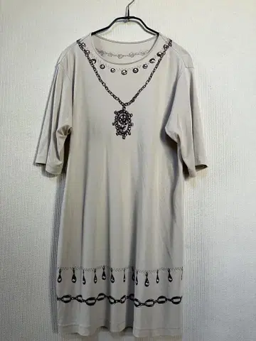 토쿠코 프리미에 볼 베이지 목걸이풍 프린트 반팔 T셔츠