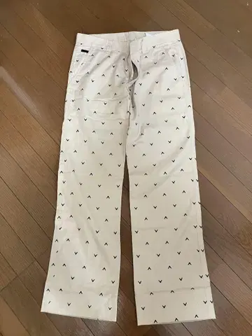 화이트 삼각형 패턴 팬츠
