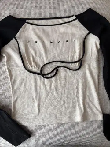 ANDMARY Alma 리본 탑