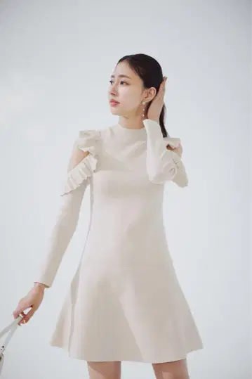 SNIDEL 오픈 숄더 니트 원피스 아이보리 새상품급 가을/겨울