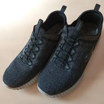 Skechers 다크 그레이 슬립온 스니커즈
