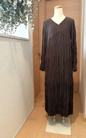 브라운 플리츠 디자인 롱 원피스