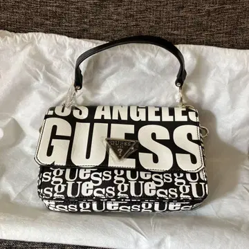 GUESS 숄더백 블랙/화이트
