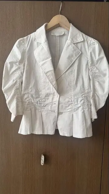화이트 페플럼 자켓
