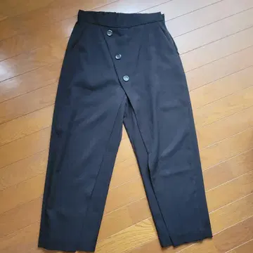 블랙 와이드 팬츠 버튼 포함