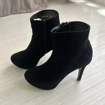 D. IANA 블랙스 에이드 부츠