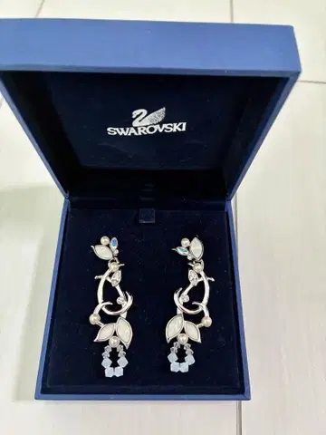 Swarovski 플라워 모티브 귀걸이