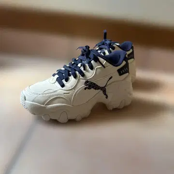 Puma 아이보리 네이비 스니커즈
