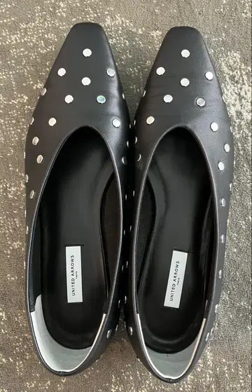 UNITED ARROWS 스퀘어포인티드 스터드 플랫슈즈