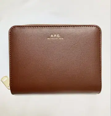 A.P.C. 브라운 접이식 지갑 로고