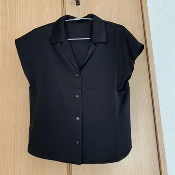 lounge WRAY 새틴 숏 슬리브 셔츠 블랙