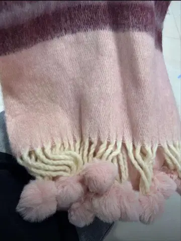 폼폼 포함 핑크 머플러