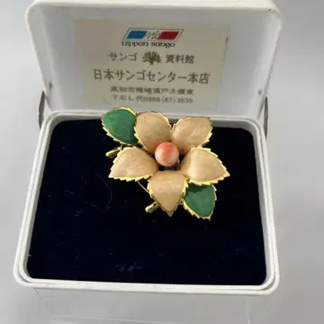 꽃 모양 브로치 그린과 오렌지색 보석 포함