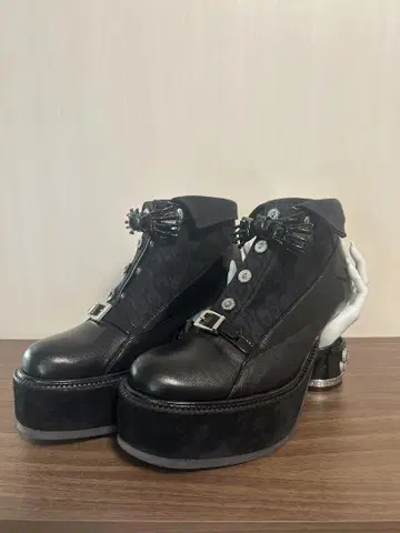 hazama 정해진 위치를 잊고, 끌려들어가는 운명의 힐 부츠