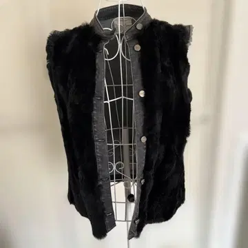 퍼와 데님 소재의 슬리브리스 베스트