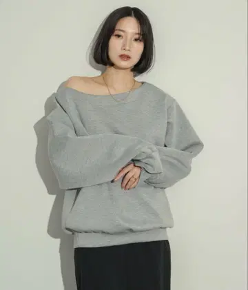 NEUNA 원숄컷 맨투맨