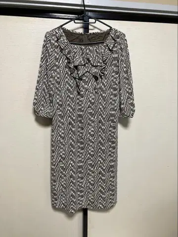 새상품급 브라운 계열 프릴 달린 7부 소매 원피스