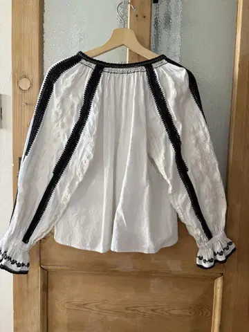 화이트 블라우스 셔츠 블랙 자수