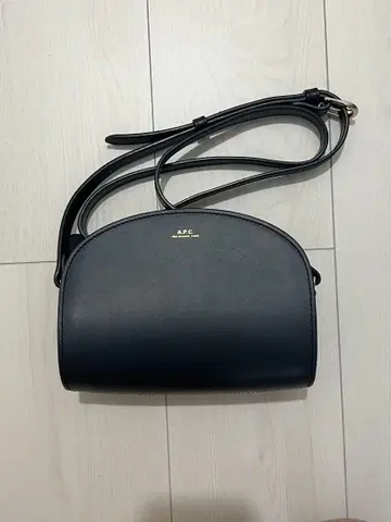 APC 네이비 반달형 숄더백