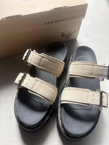 새상품급 닥터마틴 Dr.Martens MYLES DB UK4