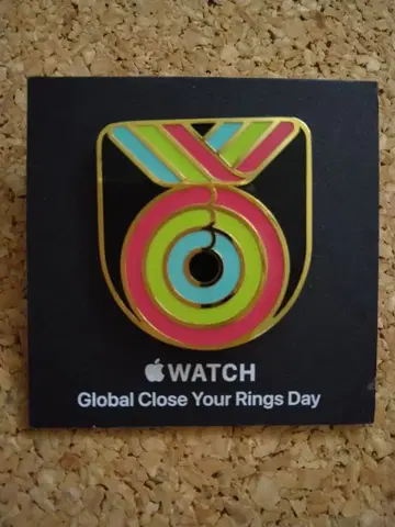 Apple Store Apple Watch 10주년 기념 핀 배지