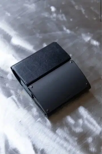 claustrum 크라스트럼 아티큘라 지갑 블랙 매트