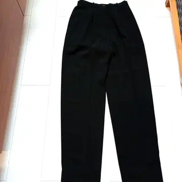 블랙 스트레이트 팬츠 버튼 포함