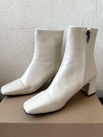[ 미사용 새상품 ] 여성용 화이트 스퀘어토 부츠 23cm