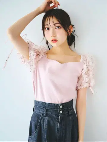 dazzlin 숄더 볼륨 프릴 컷 풀오버