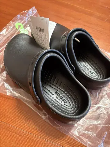 Crocs 블랙 클로그 샌들