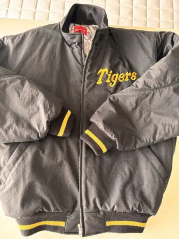 Tigers 자수 로고 바시티 자켓 블랙