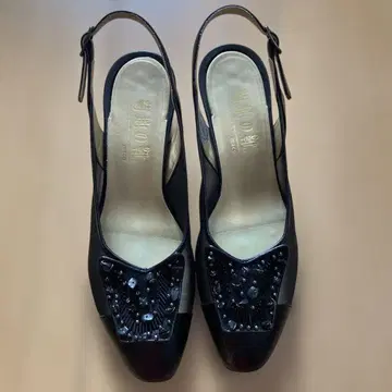 키쿠치의 신발 비즈 장식 블랙 슬링백 펌프스
