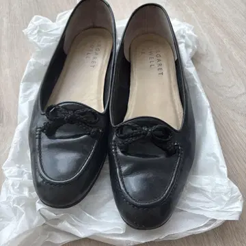 MARGARET HOWELL 블랙 가죽 에나멜 로퍼