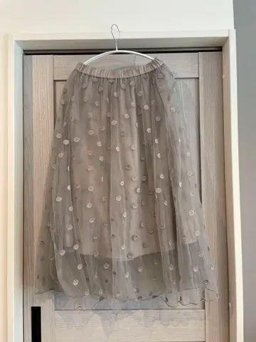 도트 무늬 튤 플레어 스커트 그레이