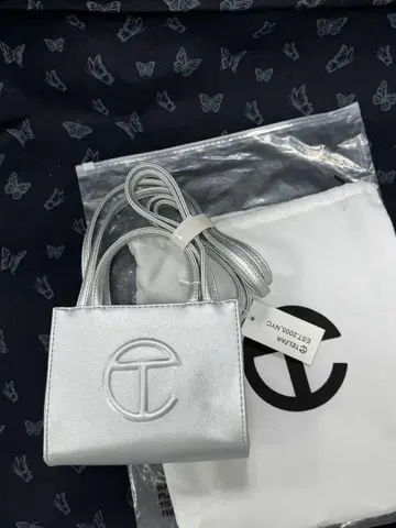 TELFAR 실버 로고 수납 봉투 포함 사코슈