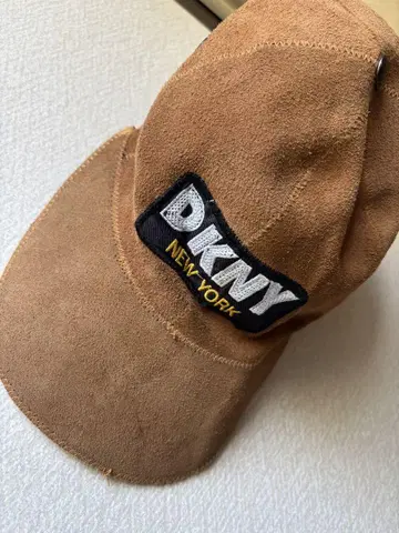 DKNY 다나카란 스웨이드 캡 브라운