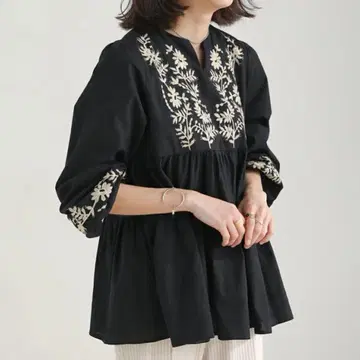 boujeloud 티어드 블라우스 자수 블랙 튜닉