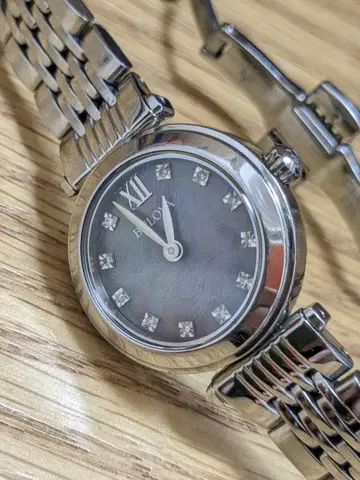 BULOVA 여성용 손목시계 11P 다이아 브로바