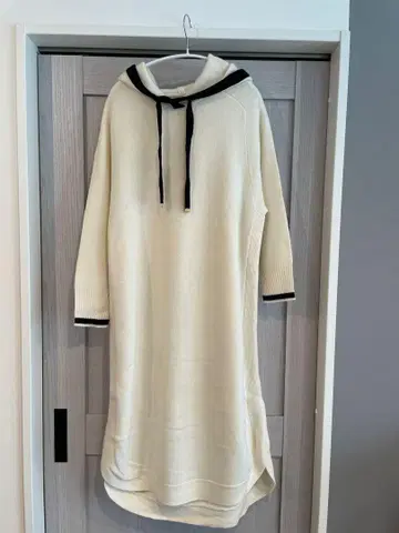 화이트 후드 부착 니트 원피스