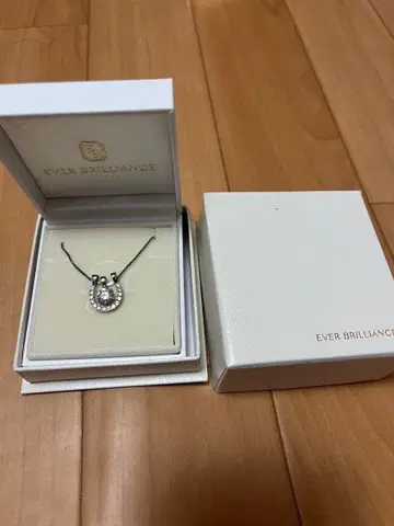 EVER BRILLIANCE 말굽 목걸이