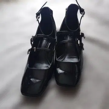 블랙 에나멜 스트랩 펌프스