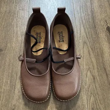 Esprit 브라운 스트랩 로퍼