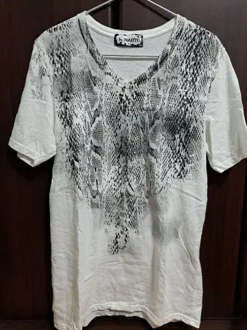 h.NAOTO Snake Scale V넥 T셔츠
