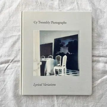 사이 트웜블리의 사진: 변주곡의 서정성 Cy Twombly