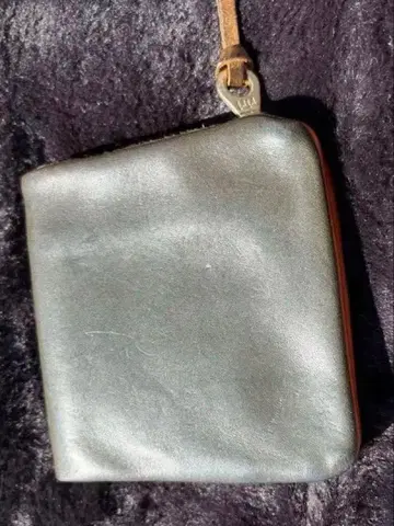 초레어 새상품급! Tochca 안쪽 바느질 2단 접이식 지갑