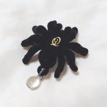 Q-pot. 독거미 브로치 블랙