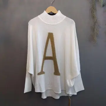 DAYS A 자수 터틀넥 니트