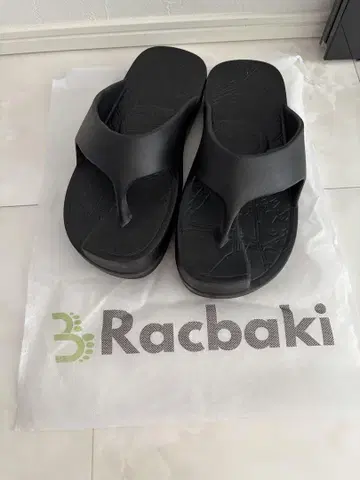 Racbaki 블랙 샌들